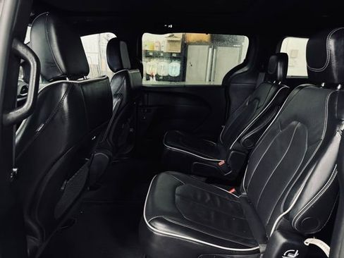 Certified 2025 Chrysler Pacifica Limited image 20