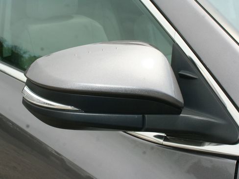 Used 2019 Toyota Highlander XLE AWD/4WD image 23