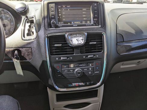 Used 2014 Chrysler Town & Country Touring FWD image 18