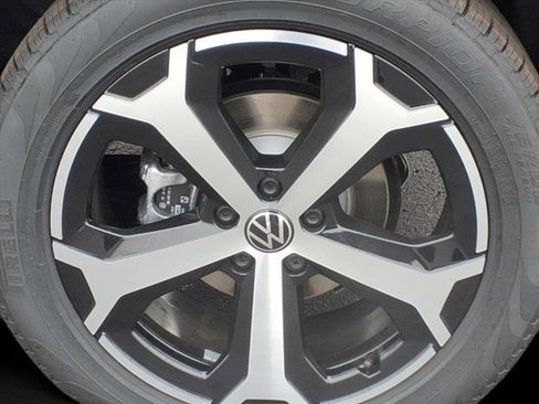 New 2026 Volkswagen Tiguan SE image 2