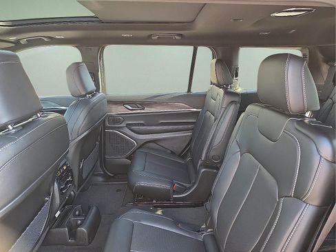 New 2026 Jeep Grand Cherokee L Limited w/ Luxury Tech Group II AWD/4WD image 10