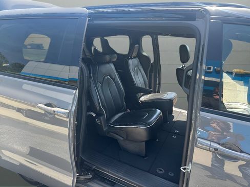 Used 2025 Chrysler Pacifica Limited FWD image 16