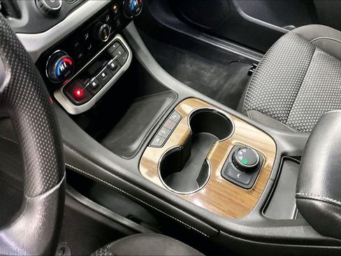 Used 2021 GMC Acadia SLE image 14