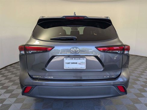 Used 2022 Toyota Highlander XLE AWD/4WD image 6