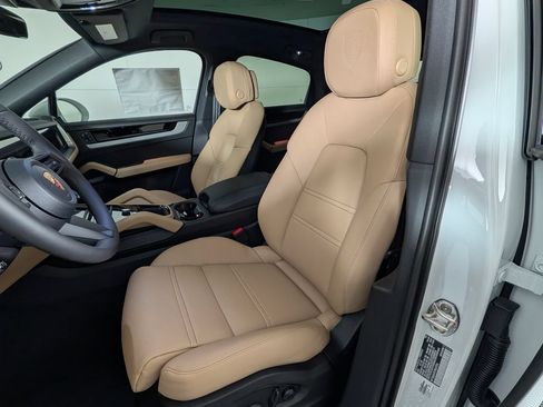Certified 2026 Porsche Cayenne Coupe AWD/4WD image 5