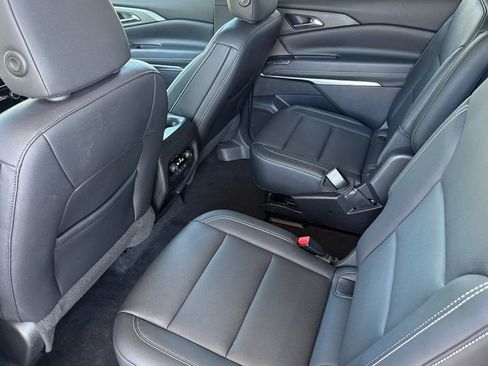 Used 2025 Chevrolet Traverse LT FWD image 6