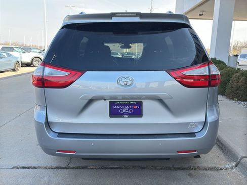 Used 2018 Toyota Sienna XLE Premium image 9