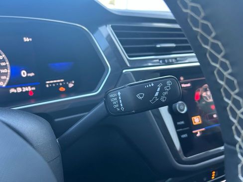 Used 2022 Volkswagen Tiguan SE image 21