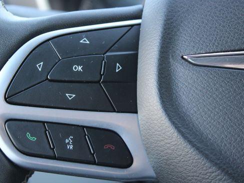 Used 2023 Chrysler Pacifica Touring-L image 19