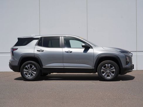 Used 2025 Chevrolet Equinox LT AWD/4WD image 2
