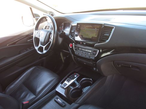 Certified 2019 Honda Pilot Touring image 10