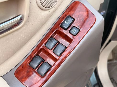 Used 2005 Toyota Highlander Limited w/ Leather Trim Pkg AWD/4WD image 24