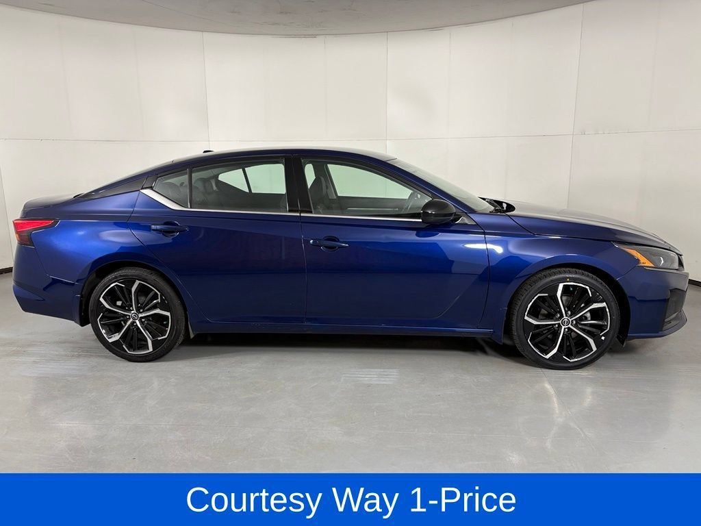 Used 2024 Nissan Altima 2.5 SR FWD image 12