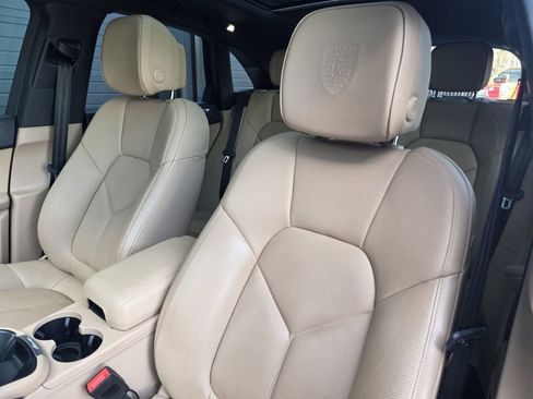 Used 2023 Porsche Macan Turbo image 5