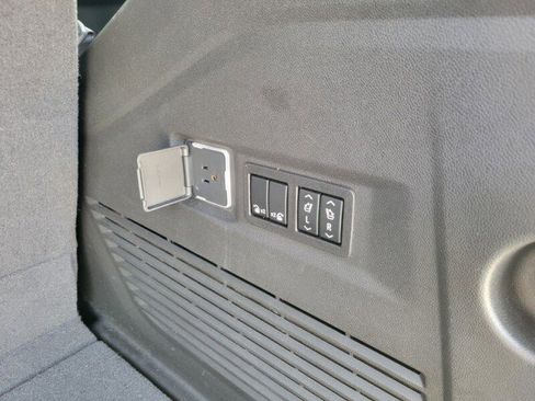 Used 2022 GMC Yukon SLT w/ SLT Luxury Package image 8