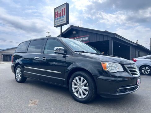 Used 2016 Chrysler Town & Country Limited Platinum FWD image 1