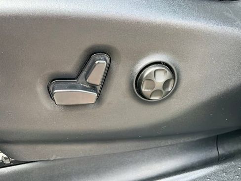 Used 2025 Chrysler Pacifica Limited FWD image 32