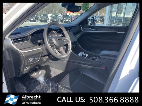 Used 2024 Jeep Grand Cherokee Limited image 8