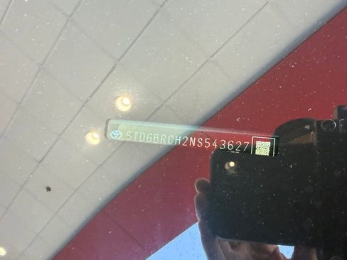 Used 2022 Toyota Highlander XLE image 2