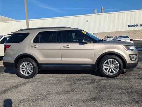 Used 2017 Ford Explorer XLT w/ Equipment Group 202A image 4