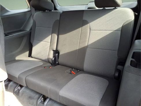 Used 2023 Chevrolet Traverse LT FWD image 12