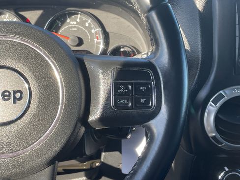 Used 2017 Jeep Wrangler Unlimited Rubicon w/ Connectivity Group image 19