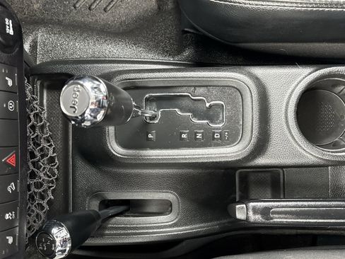 Used 2017 Jeep Wrangler Unlimited Rubicon image 16