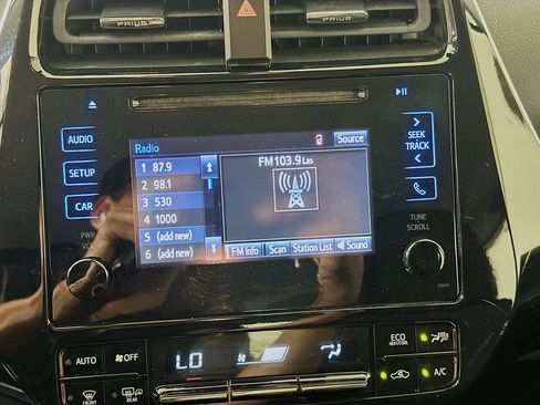 Used 2019 Toyota Prius L Eco w/ Carpet Mat Package FWD image 19