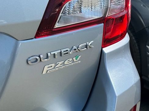 Used 2017 Subaru Outback 2.5i AWD/4WD image 6