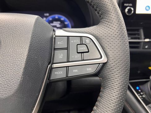 Used 2025 Toyota Sienna Platinum image 19