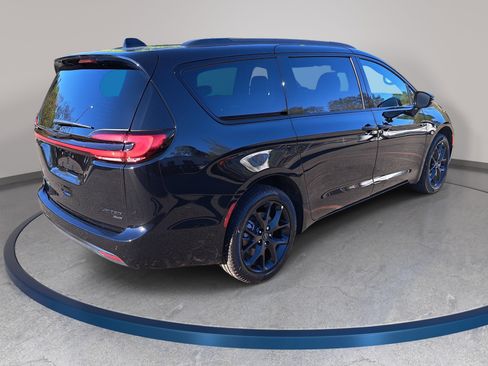 New 2026 Chrysler Pacifica Limited AWD/4WD image 5