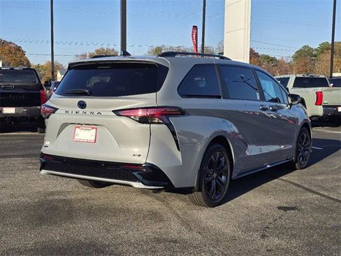 Used 2025 Toyota Sienna XSE image 5