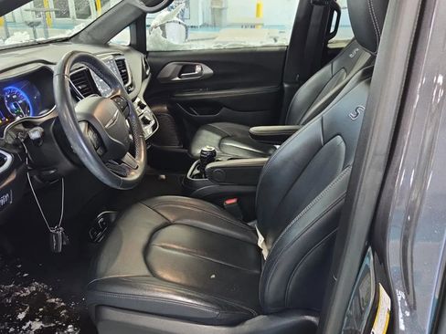 Used 2020 Chrysler Pacifica Touring-L image 7