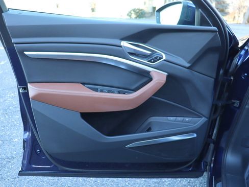 Used 2021 Audi e-tron Premium Plus w/ Premium Plus Package image 22