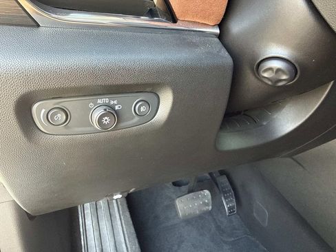 Used 2021 Chevrolet Traverse High Country image 32