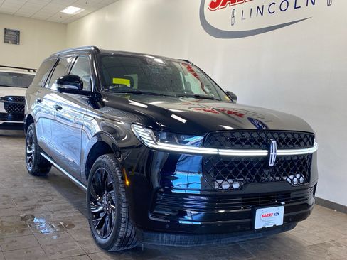 New 2026 Lincoln Navigator Reserve w/ Jet Appearance Package AWD/4WD image 2