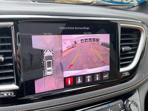 Used 2023 Chrysler Pacifica Pinnacle FWD image 22