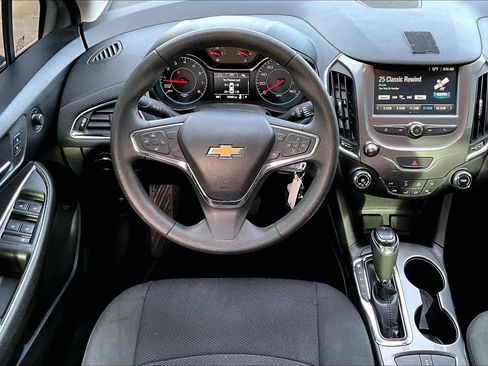 Used 2017 Chevrolet Cruze LT image 6