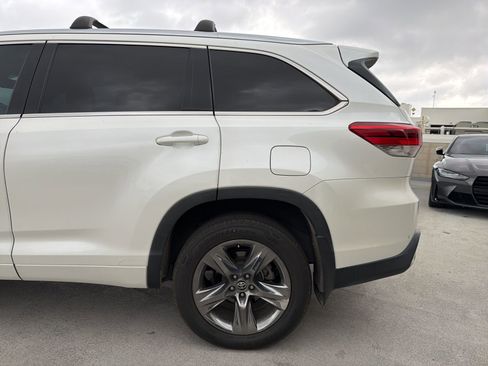 Used 2019 Toyota Highlander Limited Platinum image 3