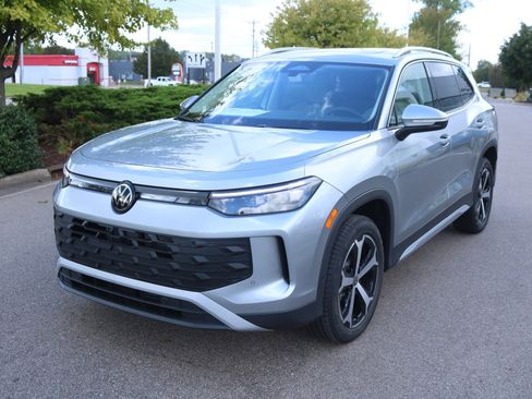 New 2025 Volkswagen Tiguan SE image 9