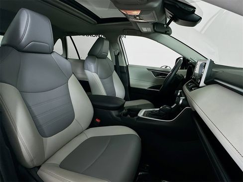 Used 2021 Toyota RAV4 XLE Premium image 30