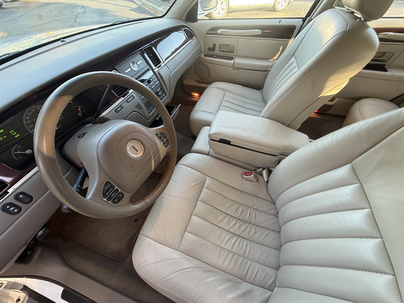 Used 2004 Lincoln Town Car Signature RWD image 12