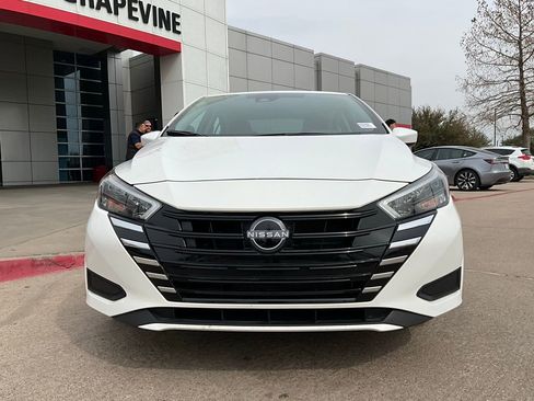 Used 2025 Nissan Versa SV image 3