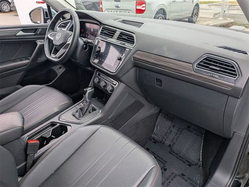 Used 2024 Volkswagen Tiguan SE image 32