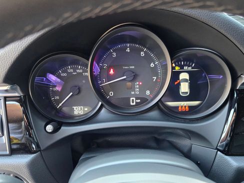 Certified 2025 Porsche Macan AWD/4WD image 24