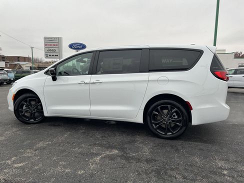 New 2026 Chrysler Pacifica Select AWD/4WD image 10