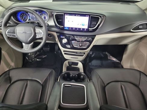 Used 2023 Chrysler Pacifica Touring-L FWD image 16