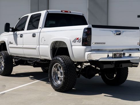 Used 2006 Chevrolet Silverado 2500 LT w/ Heavy-Duty Power Package image 13