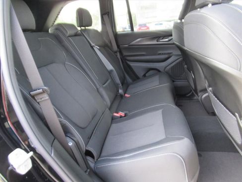 New 2025 Jeep Grand Cherokee Laredo image 27