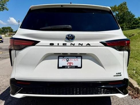Used 2024 Toyota Sienna XSE w/ XSE Plus Package FWD image 9